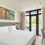Hilton Garden Center ديبريتْسين