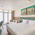Hilton Garden Center ديبريتْسين