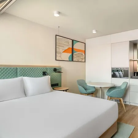 Hilton Garden Center מלון 4*