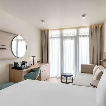 Hilton Garden Center מלון
