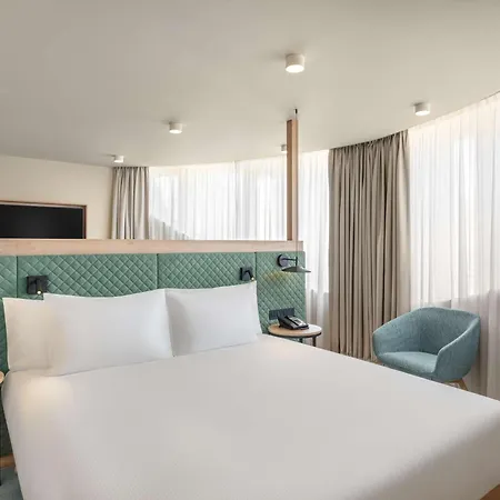 Hilton Garden Center מלון