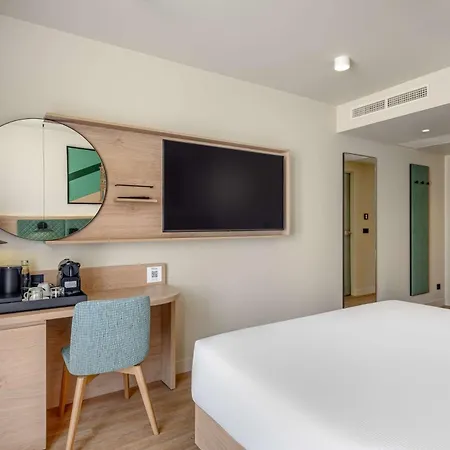 מלון Hilton Garden Center 4*