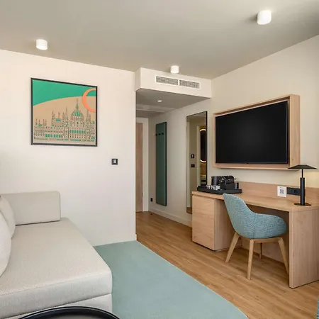 מלון Hilton Garden Center 4*