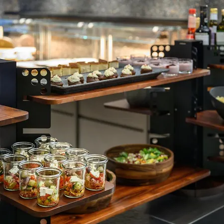 Hilton Garden Center מלון 4*