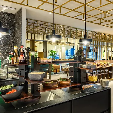 Hilton Garden Center מלון