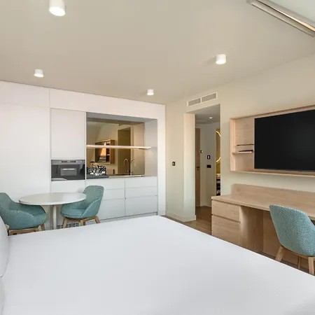Hilton Garden Center מלון 4*