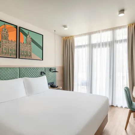 Hilton Garden Center מלון 4*